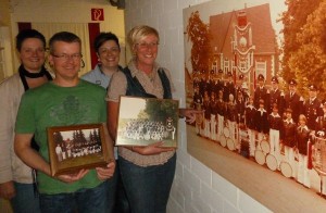 Haben auf Fotos nach ehemaligen Mitgliedern des Spielmannszuges geforscht (von links): Monique Dieks, Hermann Gemsa, Elke Gemsa und Andrea Meyer.