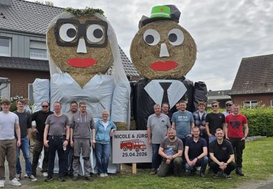 18.04.2026 Strohpuppen zur Hochzeit aufgestellt