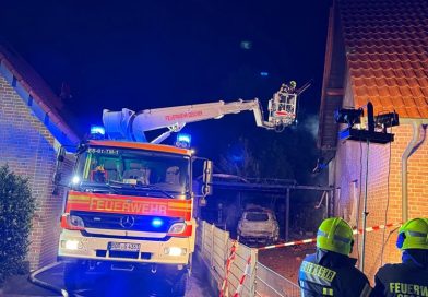 14.05.2026: Carportbrand beschädigt 2 Wohnhäuser